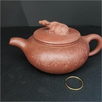 OLD CHINESE TEAPOT WITH A KNOB FIGURINE