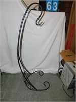 METAL HANGING STAND; H:39" BASE: 14"D X 14"W