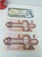 2 billets de 2 dollars canadiens et 1 billet de 1
