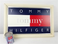 Enseigne publicitaire Tommy Hilfiger