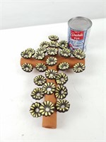 Croix murale à fleurs en terre cuite
