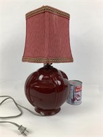 Lampe de table en verre rouge Art Déco