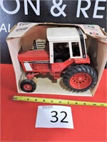 ERTL International 1586 Tractor with Cab
