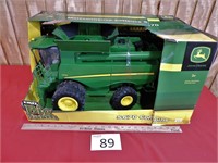 ERTL Big Farm John Deere S670 Combine Toy