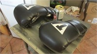 Gants de boxe Title Boxing club. Bordure un peu