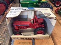 International Cub Tractor 1/16 in box