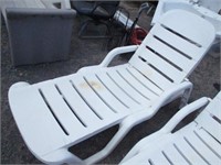 WHITE PLASTIC PATIO LOUNGER