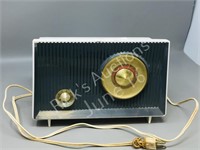 vintage RCA Victor mantle radio