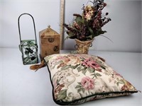 Decorative pillow (missing tassels)' decorative