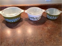 Pyrex nesting bowls with lids