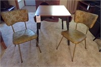 Drop leaf kitchen table & 2 chairs.