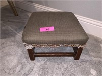 SMALL SQUARE FOOTED OTTOMAN