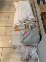 LARGE LOT OF BLANKETS / LINENS ETC