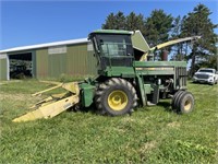 John Deere 5830 Self Propelled Chopper w/Heads