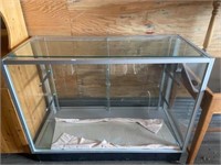 4 FT COMMERCIAL SHOWCASE WITH KEY & GLASS SHELVES
