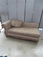 UPHOLSTERED CHAISE LOUNGER