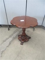 MAHOGANY CLOVERLEAF TOPPED OCCASIONAL TABLE