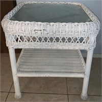 899 - WICKER ACCENT TABLE W/GLASS TOP
