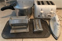 899 - MIXED LOT OF SMALL APPLIANCES
