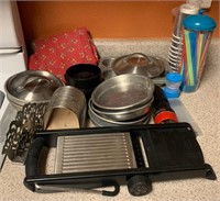 899 - MIXED LOT OFCOOKING  PANS & MORE