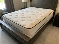 QUEEN MATTRESS & BOXSPRING