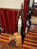 vintage Eureka vacuum cleaner untested