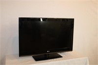 LG 31" flat screen TV, Model# 32CS460-UC