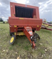 New Holland 688 Round Baler