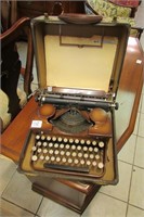 Vintage Royal Portable Typewriter  w/Case