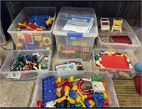 5X PLASTIC TUBS OF KIDS BLOCKS AND TOYS