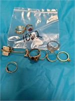 Lot of 7 rings, a pair of hoop earrings and pin