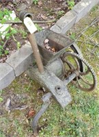 VINTAGE CORN SHELLER