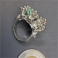 Bague brutalisme avec pierre verte en argent 925