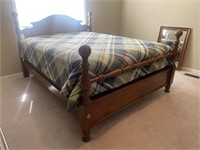 Broyhill Qn. Bed Suite, Lamp, Mirror