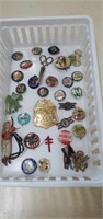Assorted vintage lapel pins