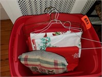 TOTE WITH CHRISTMAS LINEN