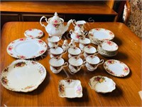 Royal Albert "old country roses" appox 40 pcs