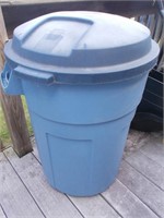 Rubbermaid Roughneck 32 Gal. Garbage Can -