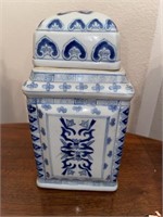 Chinese ceramic blue and white tea jar