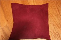 2 maroon throw pillows