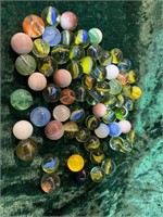 SMALL GROUPING OF VINTAGE MARBLES
