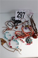 (10) Vintage Necklaces (U236)
