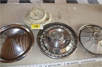 4 assorted hub caps