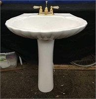 Seashell Design Porcelain Sink with Pedestal