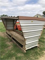 COVERED WOODEN CATTLE FEEDER