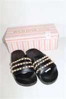 WILD DIVA LOUNGE WOMENS SLIPPERS SIZE 7