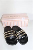 WILD DIVA LOUNGE WOMENS SLIPPERS SIZE 8