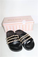 WILD DIVA LOUNGE WOMENS SLIPPERS SIZE 6