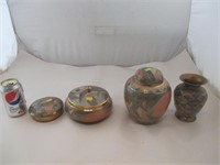 4 petits pots et urnes en laiton émaillé