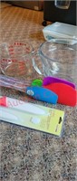 2 glass measuring cups, new spatula's and knives